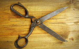 تاریخچه قیچی در قرن ۱۸ | مخترع قیچی چه کسی بود؟